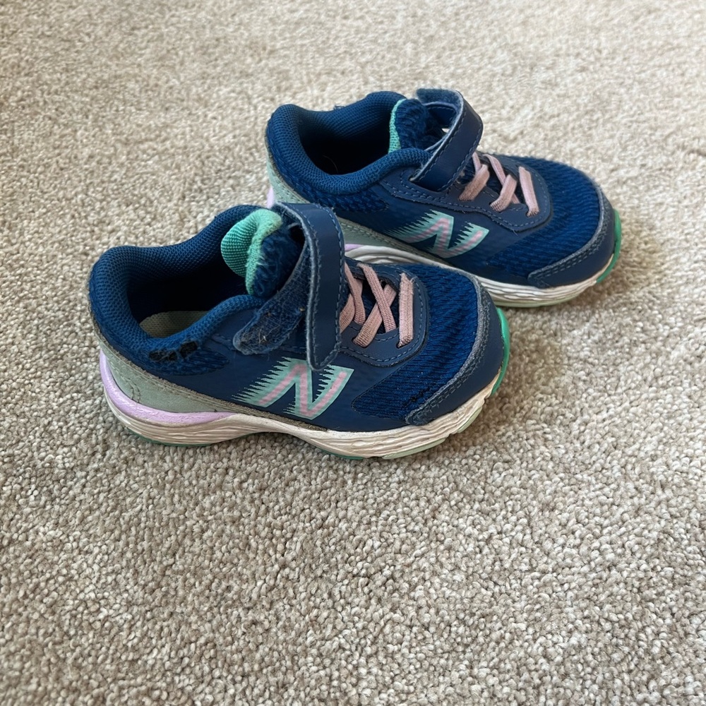 New Balance 5 XW Shoes